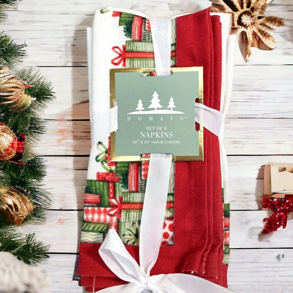 8 Domain Cloth Christmas Napkins Set White Red Stacked Gifts 18"x18"
